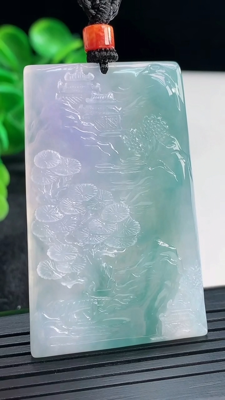 天然A货翡翠紫罗兰飘花山水牌吊坠尺寸55.2-35.2-5.7重量:37.01g
4月16日