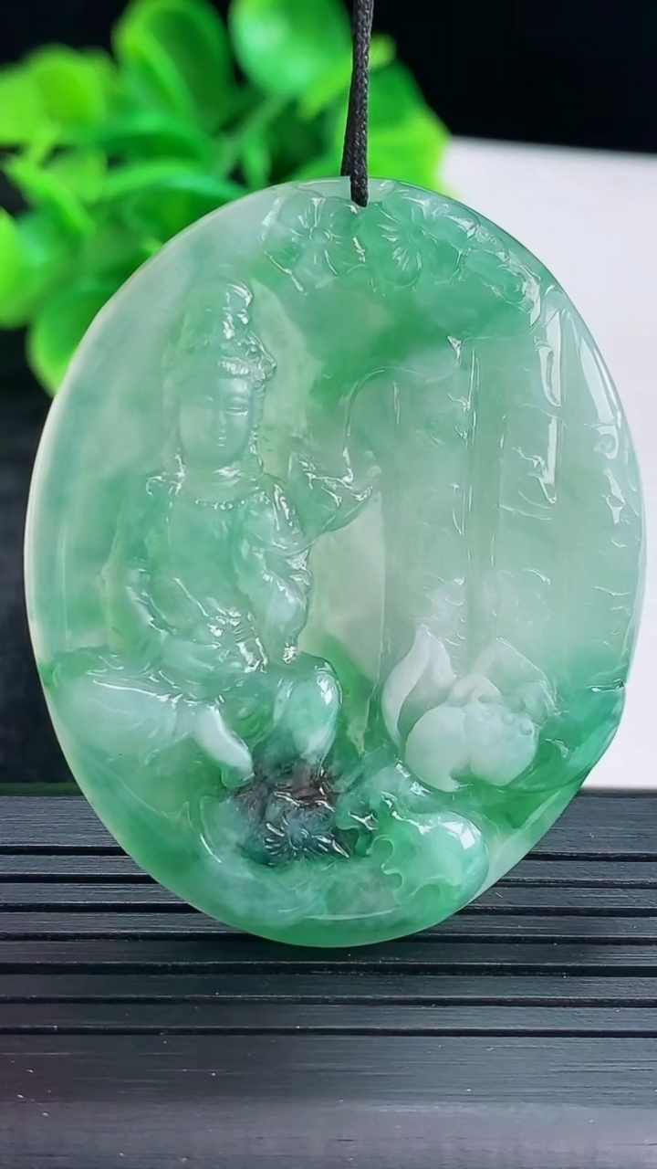 天然A货翡翠大势至菩萨吊坠尺寸49.2-39.9-4.8重量:23.13g
4月16日