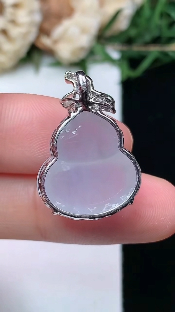 天然A货翡翠飘花葫芦吊坠，尺寸17.7-16.3-8.9，重量:4.00g
4月16日