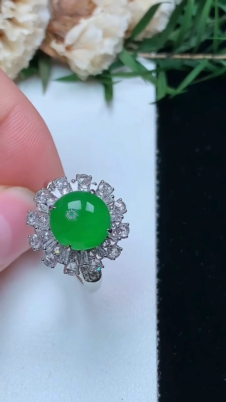 天然A货翡翠蛋面戒指，尺寸17.4-9-8.8，重量:4.45g2026年4月16日
工厂直销收藏佳品,种好水足，色泽均匀，有种有色，上手高大气！