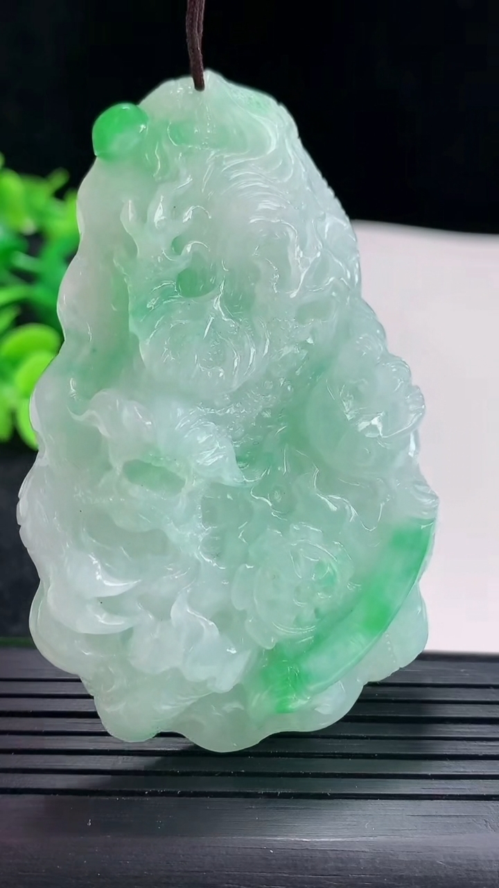 天然A货翡翠龙牌吊坠尺寸71-46-13.6重量:66.02g
4月16日