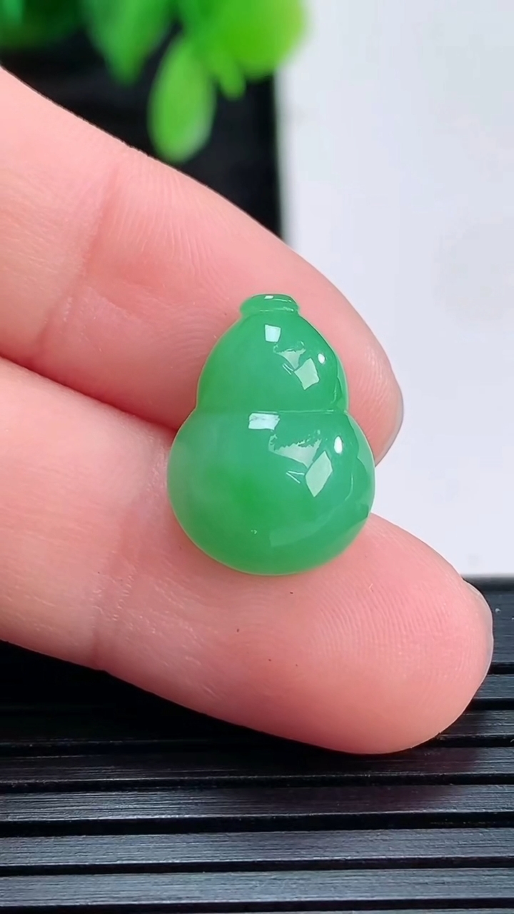 天然A货翡翠葫芦镶嵌件尺寸14.3-10.7-5.4重量:1.50g
4月16日