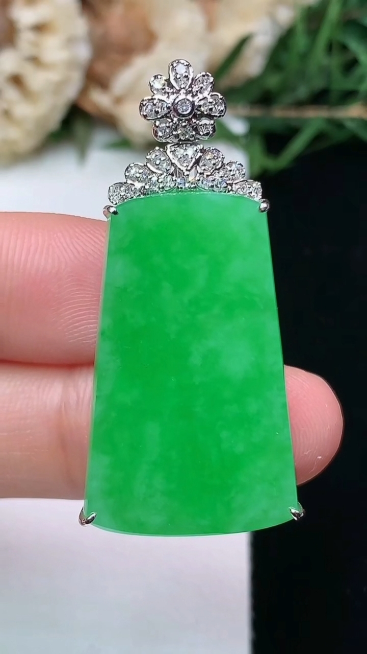 天然A货翡翠无事牌吊坠，尺寸28-17.5-7.2，重量:8.00g
4月16日