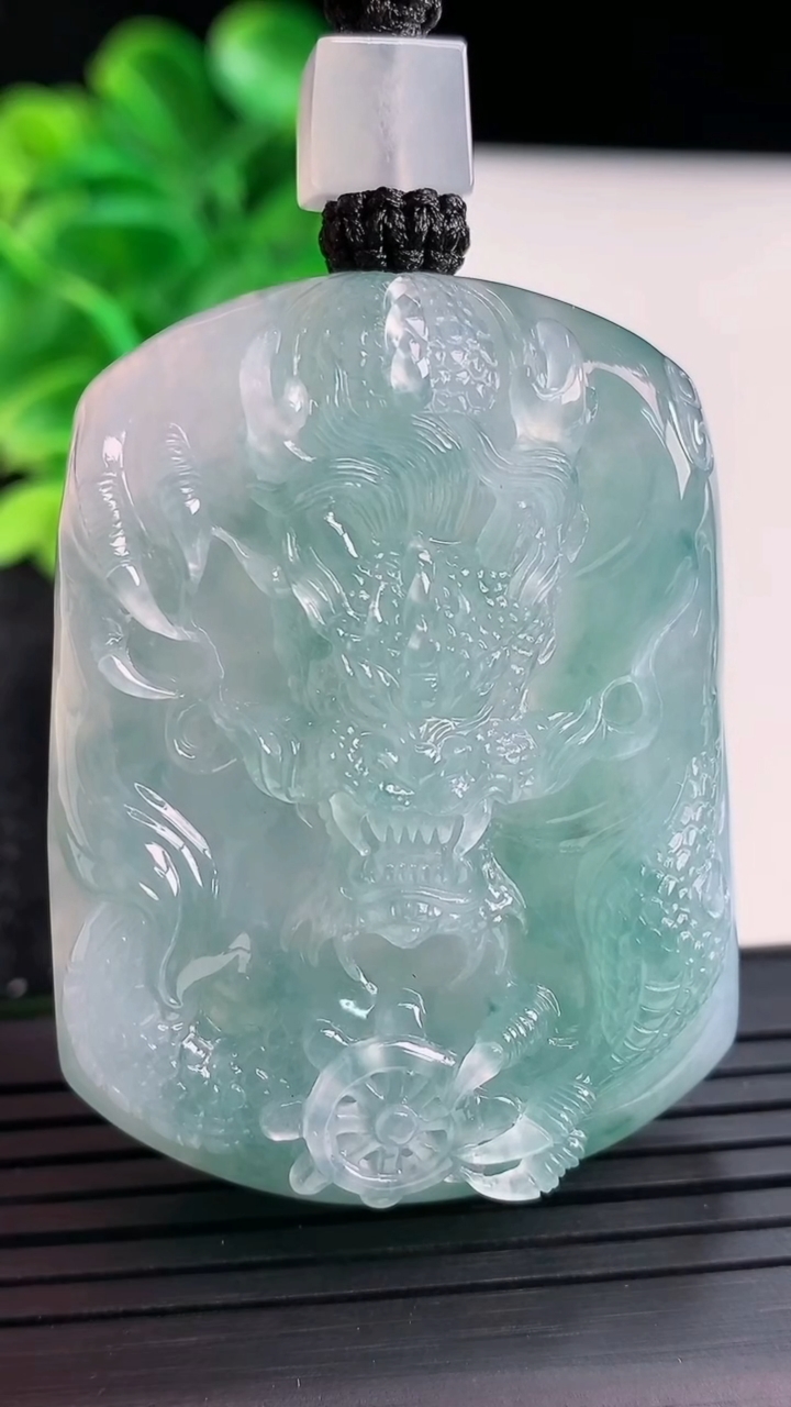 天然A货翡翠种飘花龙牌吊坠尺寸46.1-36.5-12.2重量:52.82g
4月16日