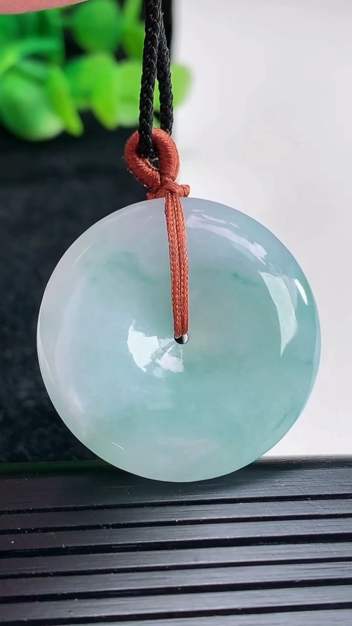 天然A货翡翠飘花平安扣吊坠尺寸30.5-6重量:11.52g
4月17日