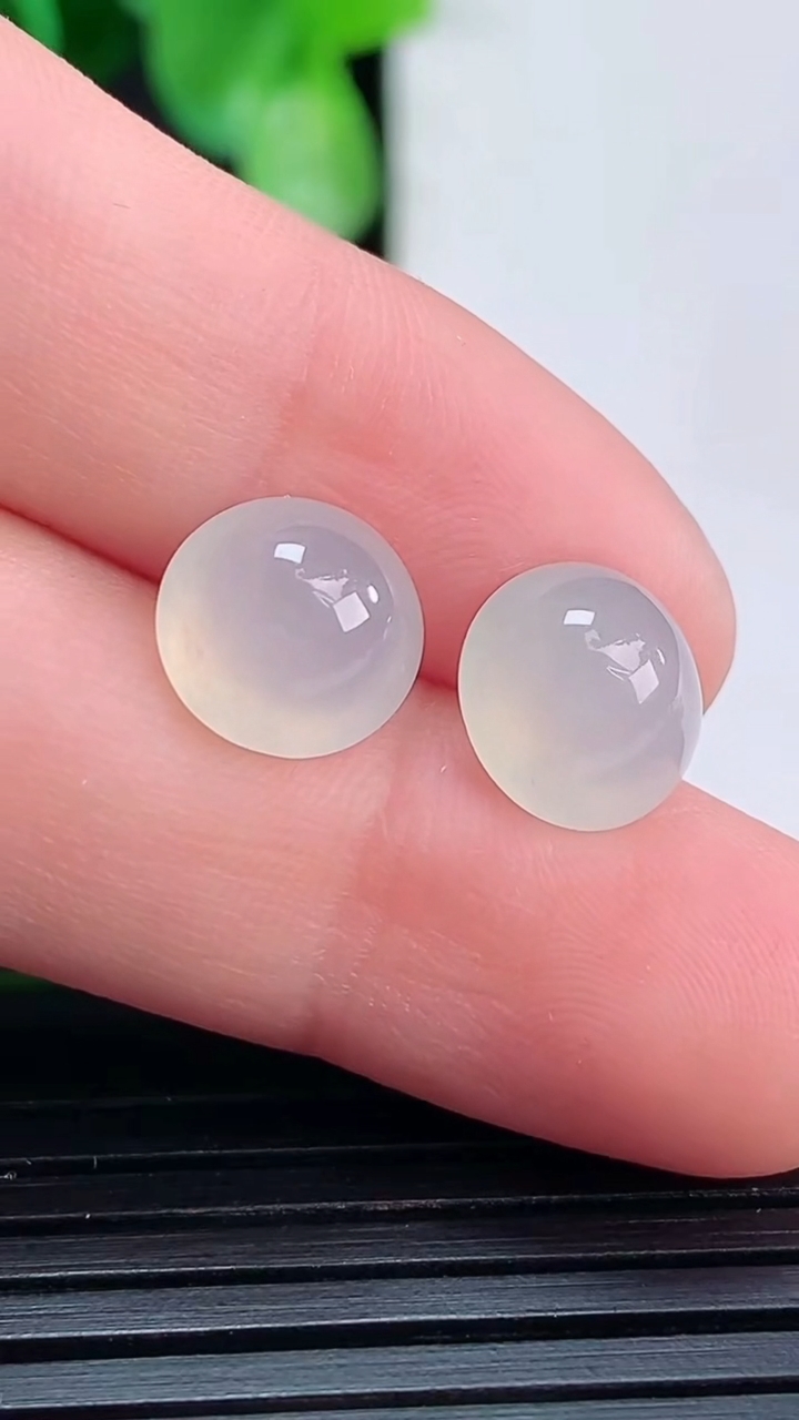 天然A货翡翠蛋面镶嵌件一对尺寸8.8-5.3重量:1.40g
4月16日