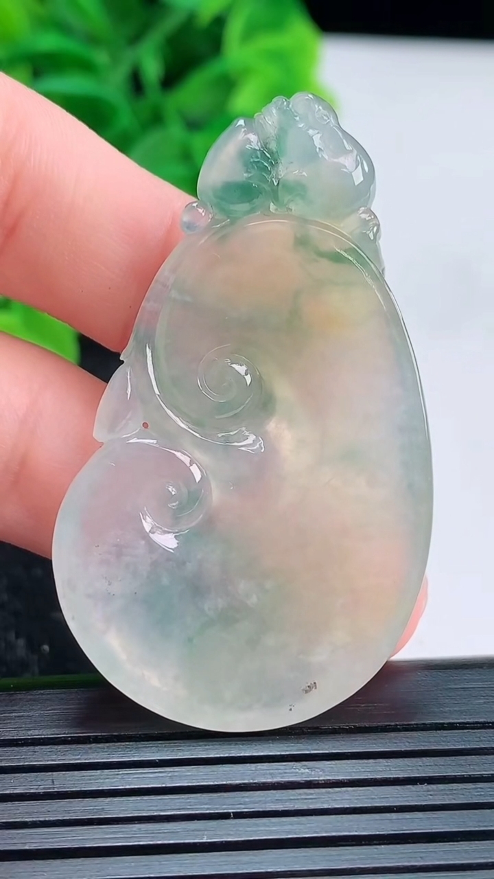 天然A货翡翠飘花如意吊坠尺寸49.2-28.5-4.5重量:12.43g
4月16日