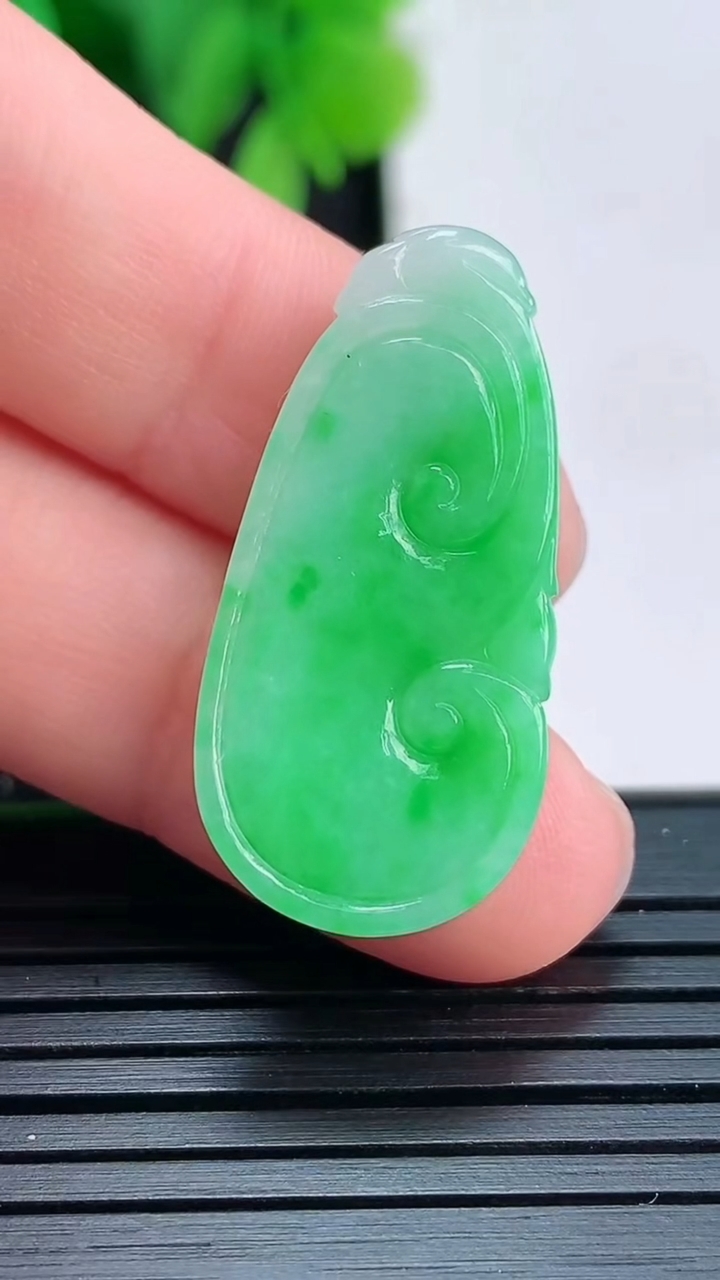 天然A货翡翠如意吊坠尺寸29.4-13.6-3.2重量:3.29g
4月16日