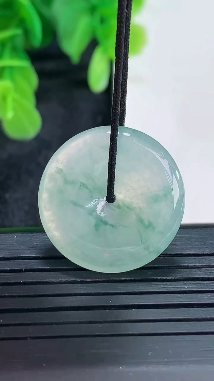 天然A货翡翠飘花平安扣吊坠尺寸22.6-3.9重量:4.65g
4月16日