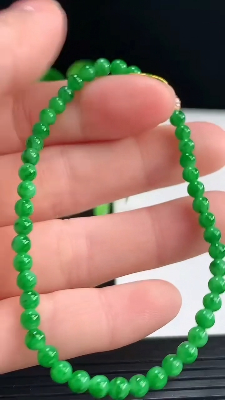 天然A货翡翠小米珠手串尺寸3.3-46颗重量:4.25g4月16日
工厂直销收藏佳品,种好水足，色泽均匀，有种有色，上手高大气！