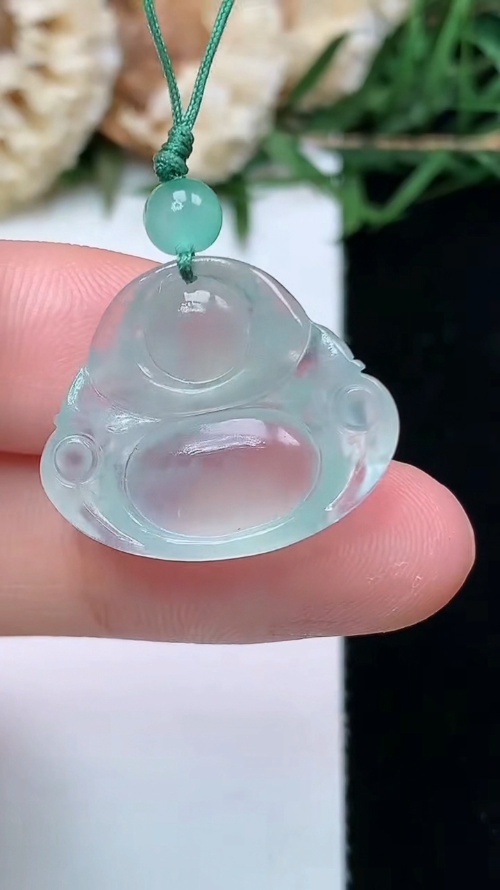 天然A货翡翠白冰佛公吊坠，尺寸18-21.8-5.3，重量:3.54g
4月16日