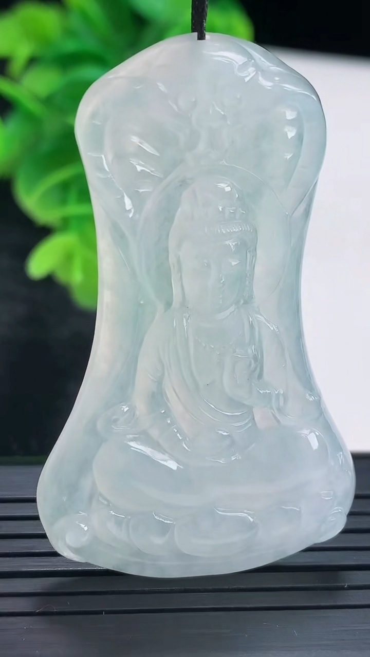 天然A货翡翠观音菩萨吊坠尺寸55.3-33.6-4.9重量:16.75g
4月16日