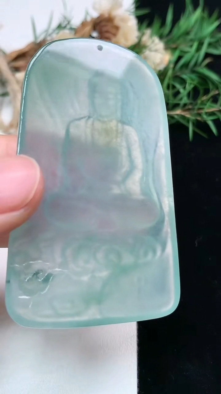 天然A货翡翠大日如来吊坠，尺寸62.2-38.4-5.3，重量:29.99g
4月16日