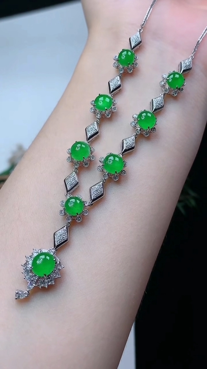 天然A货翡翠蛋面项链，尺寸6-5.5，重量:9.54g4月16日
工厂直销收藏佳品,种好水足，色泽均匀，有种有色，上手高大气！