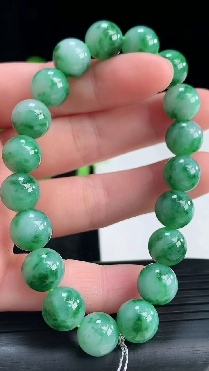 天然A货翡翠圆珠手串尺寸9.8-19颗重量:31.74g4月16日
工厂直销收藏佳品,种好水足，色泽均匀，有种有色，上手高大气！