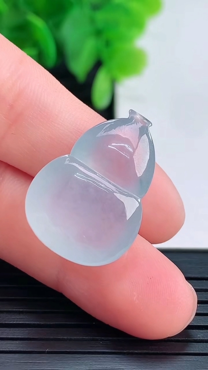 天然A货翡翠种飘花葫芦镶嵌件尺寸24.1-17.1-8.5重量:5.69g
4月16日