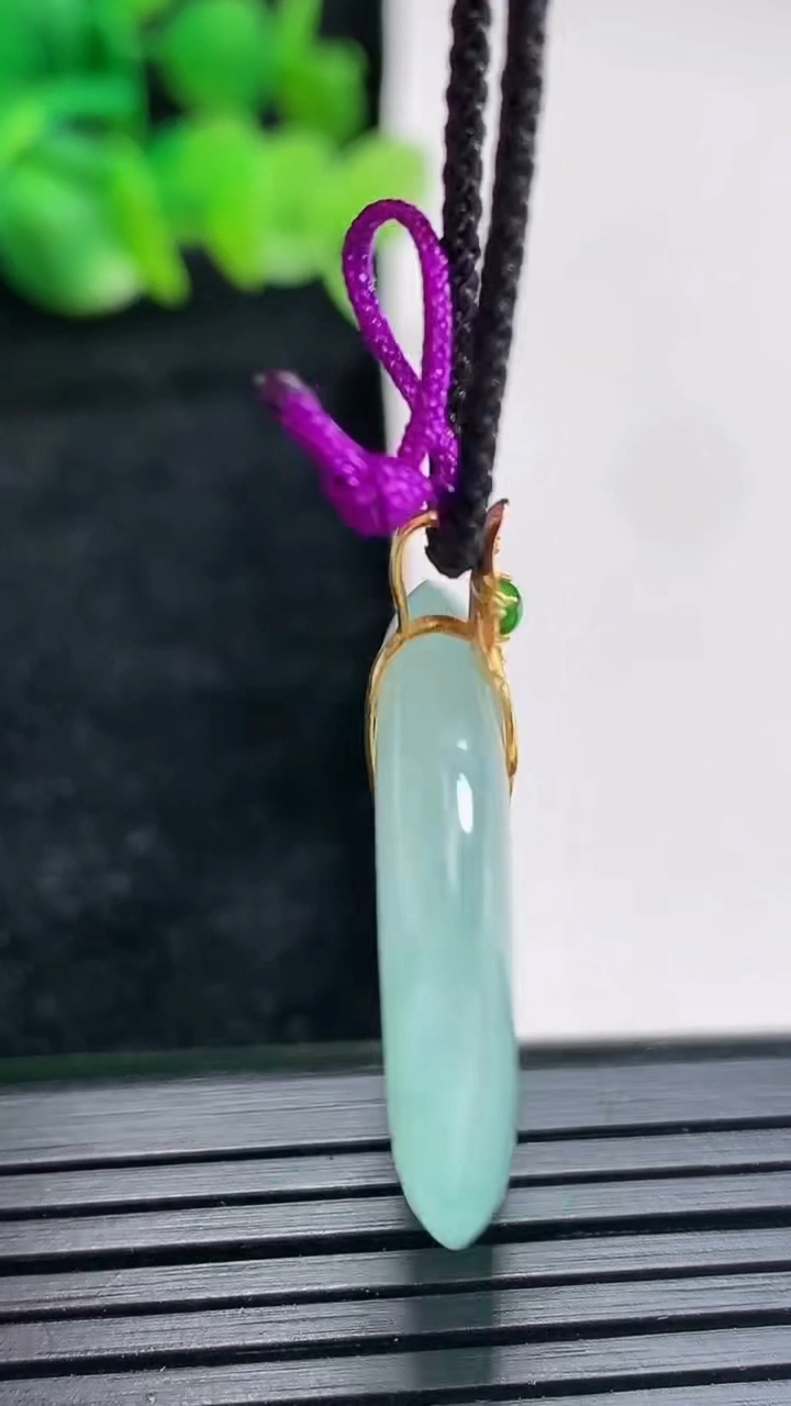 天然A货翡翠种飘花平安扣吊坠尺寸27-5重量:7.81g
4月16日