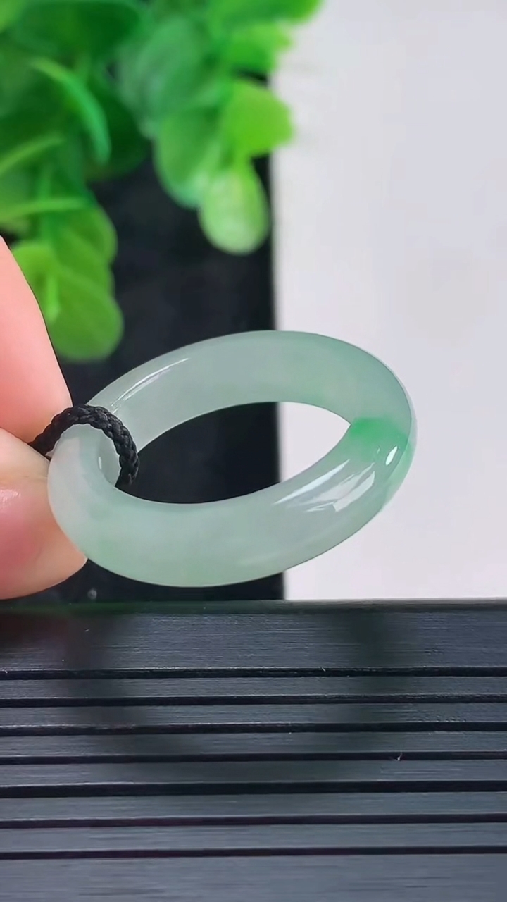 天然A货翡翠指环戒指尺寸19.2-5.5-3.8重量:4.71g2026年4月16日
工厂直销收藏佳品,种好水足，色泽均匀，有种有色，上手高大气！