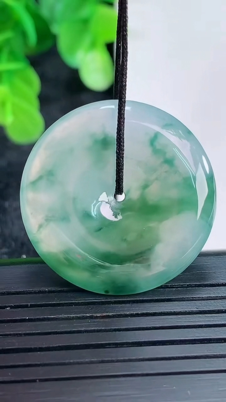 天然A货翡翠飘花平安扣吊坠尺寸29.2-5.1重量:9.49g
4月16日