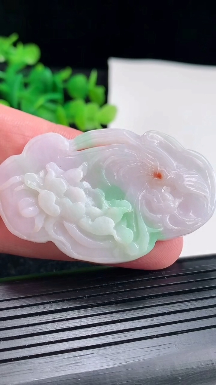 天然A货翡翠春带彩 飘绿和和美美 荷花吊坠尺寸54-32.6-6.8重量:18.74g
4月16日