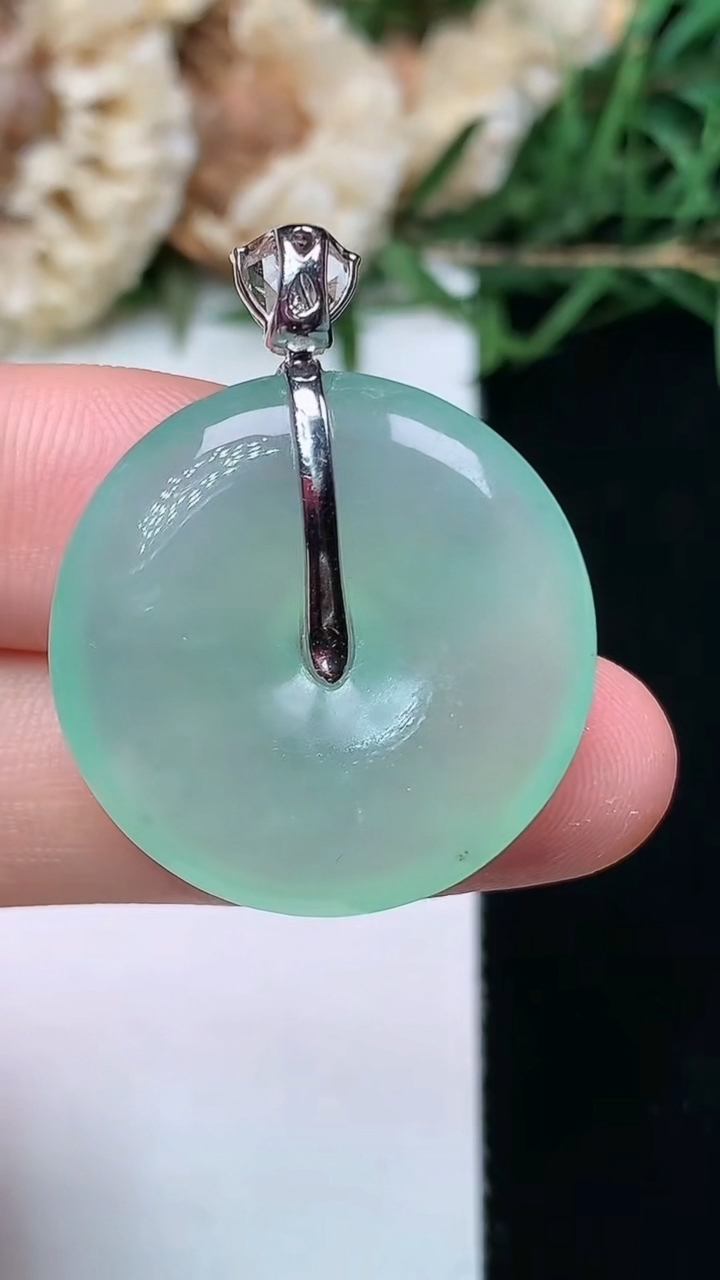 天然A货翡翠平安扣吊坠，尺寸24.3-5，重量:6.35g
4月16日