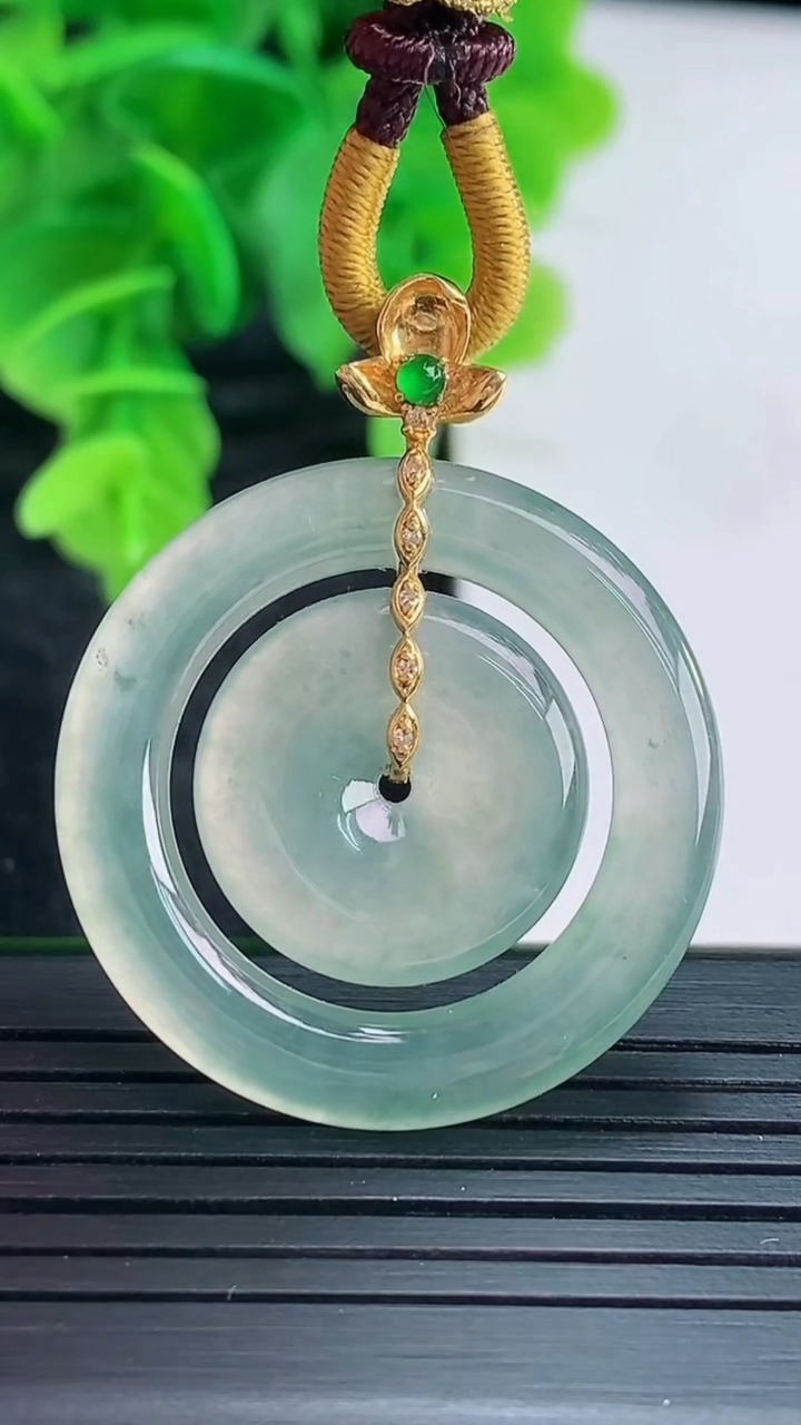 天然A货翡翠18K金飘花母子平安扣吊坠尺寸37.5-30.1-3.6重量:8.93g
4月16日