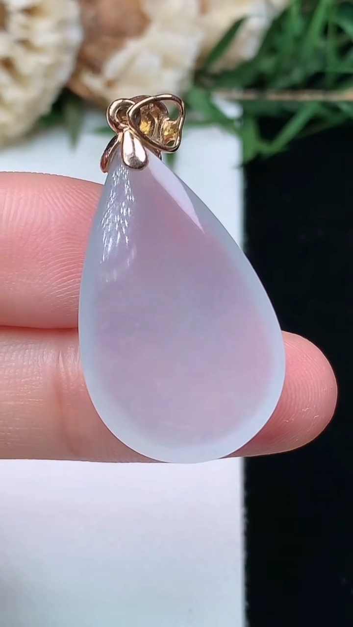 天然A货翡翠白冰水滴吊坠，尺寸26-16.9-5.8，重量:5.33g
4月16日