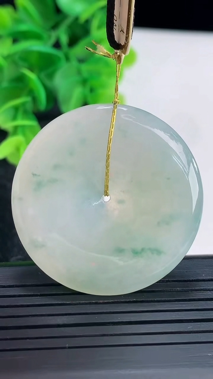 天然A货翡翠飘花平安扣吊坠尺寸38.4-5.6重量:18.31g
4月16日