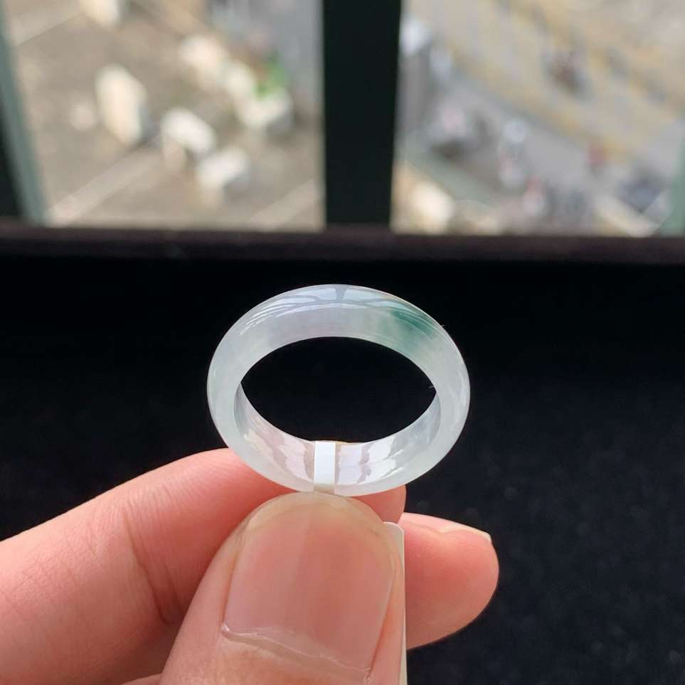 A货天然翡翠冰糯种飘花戒指20号重量3.16g
4月16日