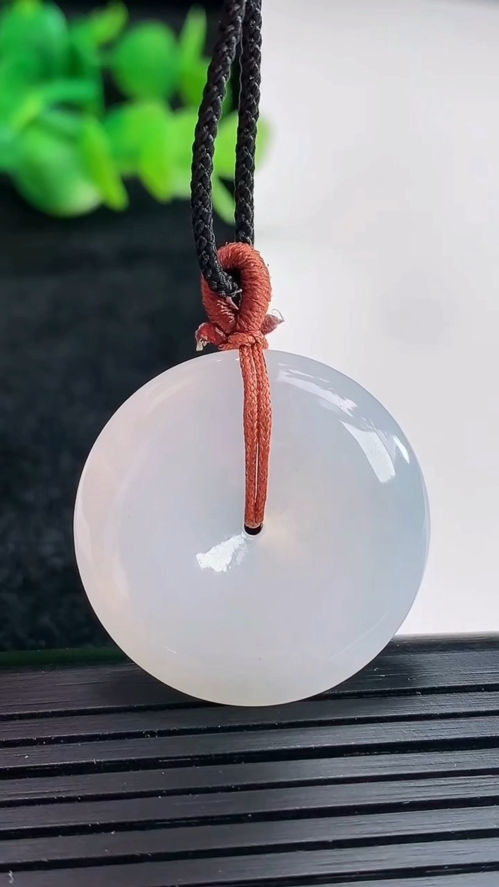 天然A货翡翠平安扣吊坠尺寸27.5-5.5重量:8.66g
4月16日