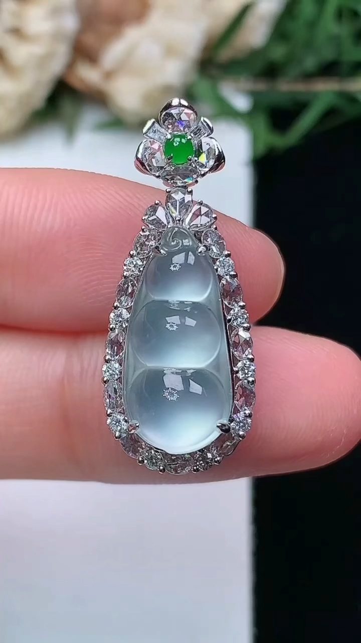 天然A货翡翠白冰福豆吊坠，尺寸28.4-11.5-10.4，裸石16.6-7.9，重量:3.78g
