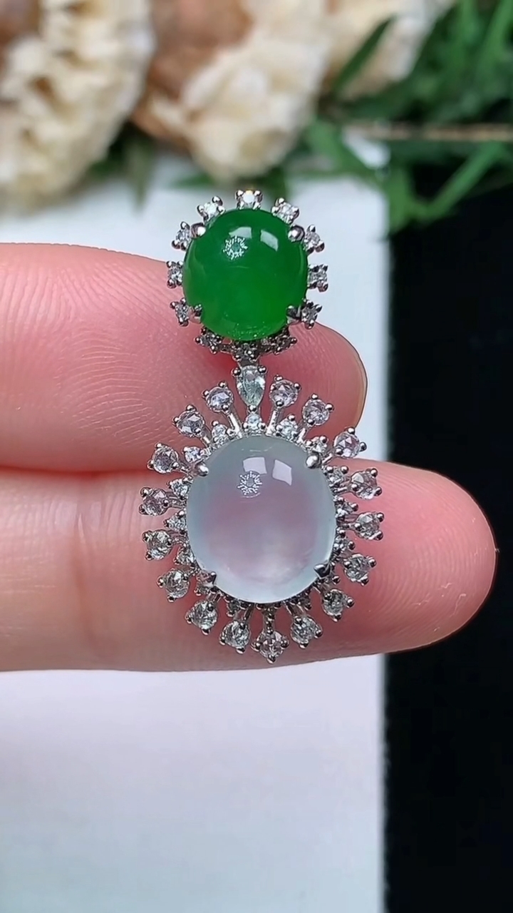 天然A货翡翠白冰蛋面吊坠，尺寸26.3-13.5-8.2，裸石9-8，重量:2.51g
4月16日