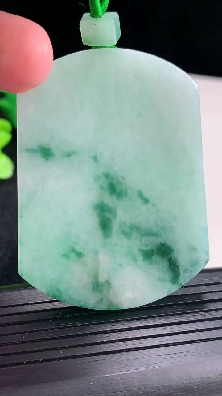 天然A货翡翠飘花无事牌吊坠尺寸57-43-5.6重量:45.02g
4月16日