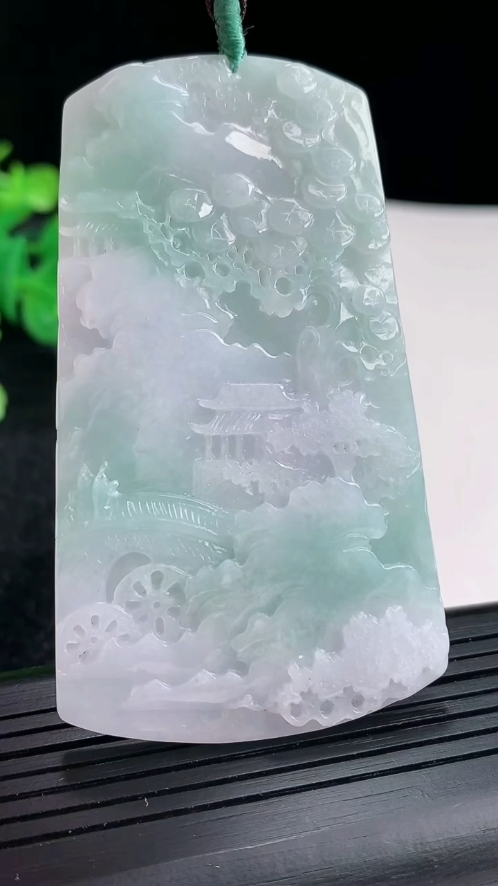 天然A货翡翠山水牌吊坠尺寸70.5-41-5重量:34.11g
4月16日