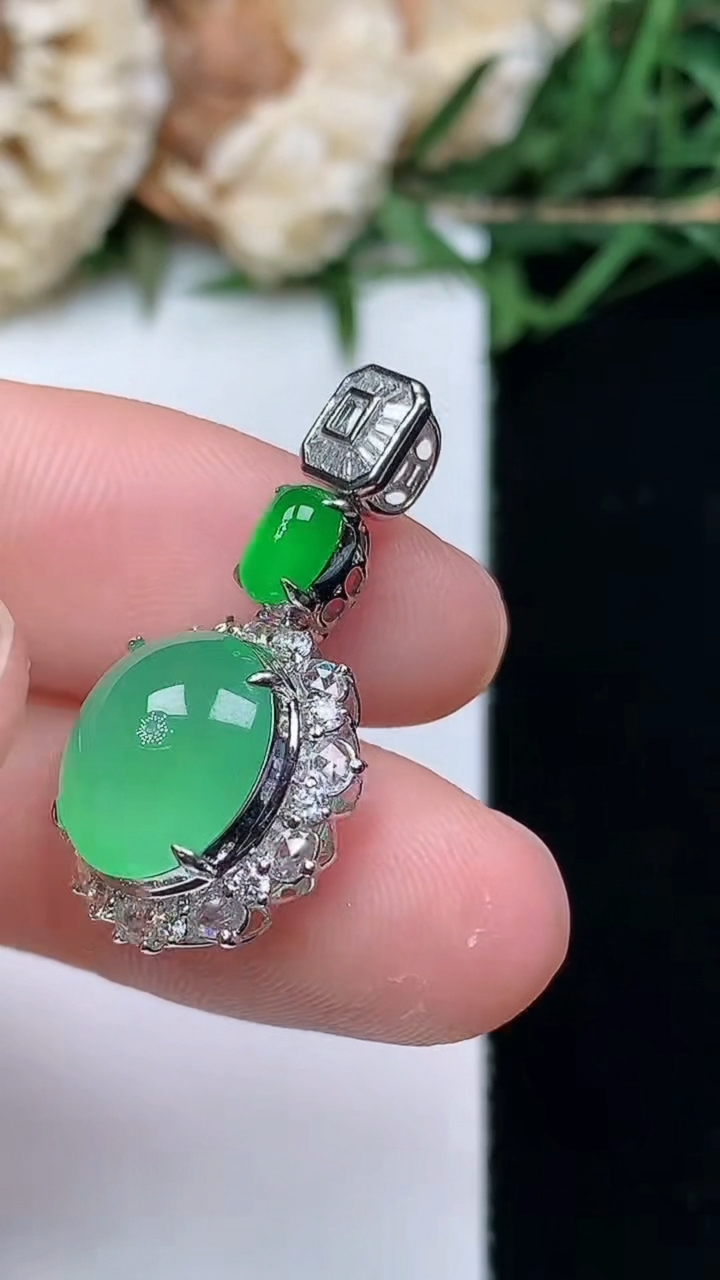 天然A货翡翠蛋面吊坠，尺寸26.5-13.9-10.2，裸石10.8-10，重量:2.85g
4月16日