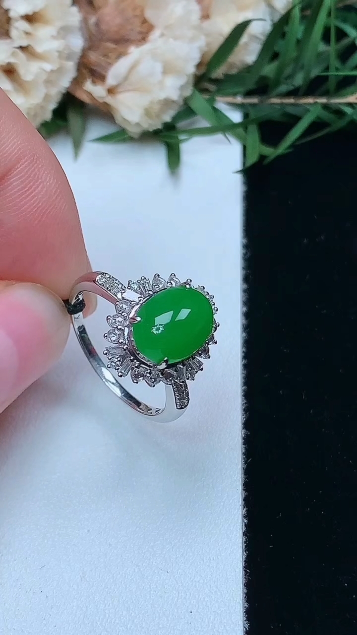 天然A货翡翠蛋面戒指，尺寸16.7-9.8-7.3，重量:3.15g2026年4月16日
工厂直销收