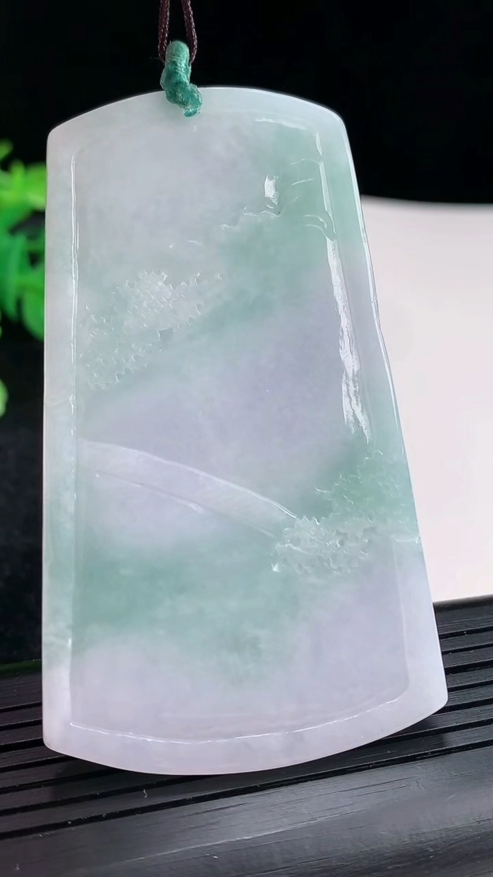 天然A货翡翠山水牌吊坠尺寸70.5-41-5重量:34.11g
4月16日