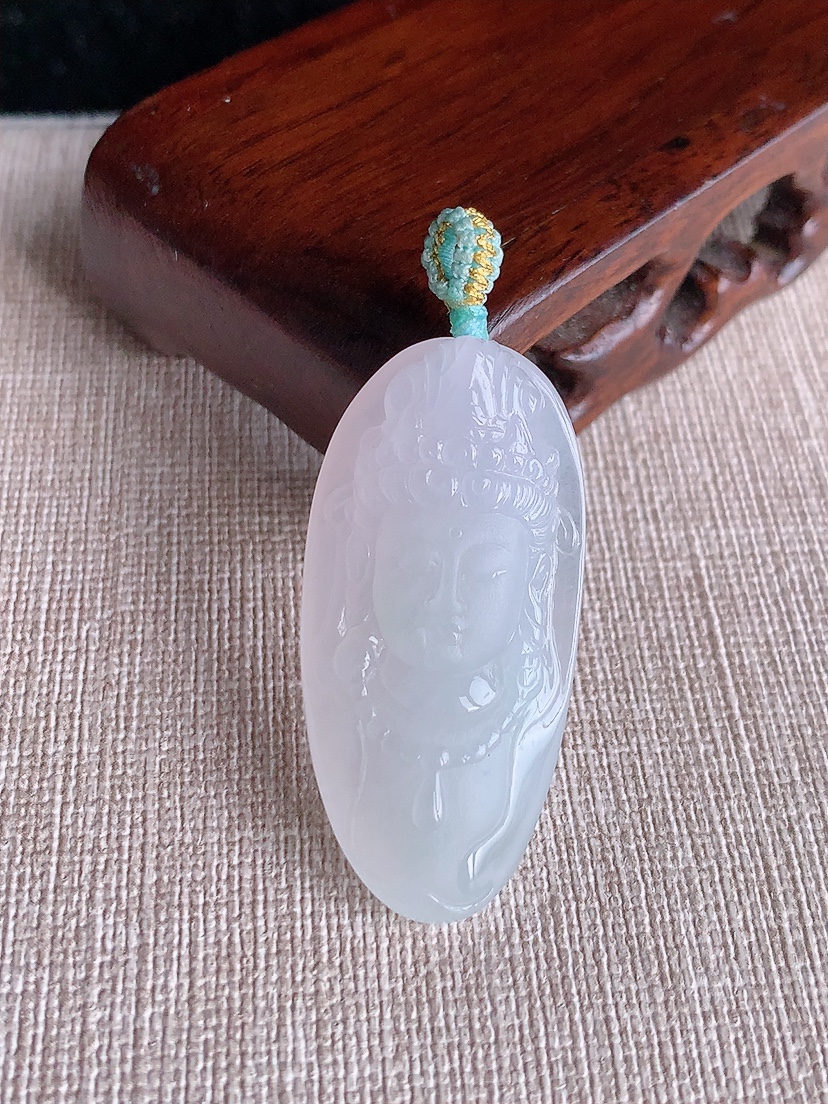 天然A货翡翠白冰观音吊坠 
尺寸41-19.8-8.4mm 重量12.00g 0415