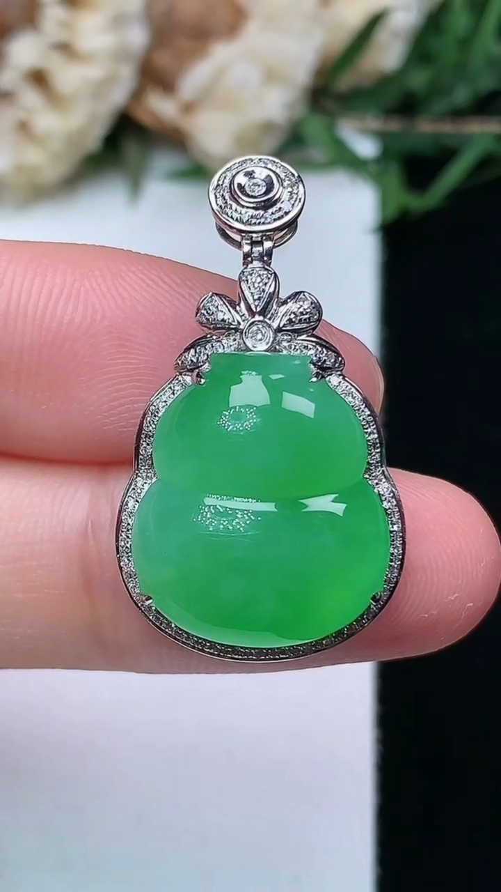 天然A货翡翠葫芦吊坠，尺寸29.2-16.6-8，裸石16.4-14.3，重量:4.05g
4月16