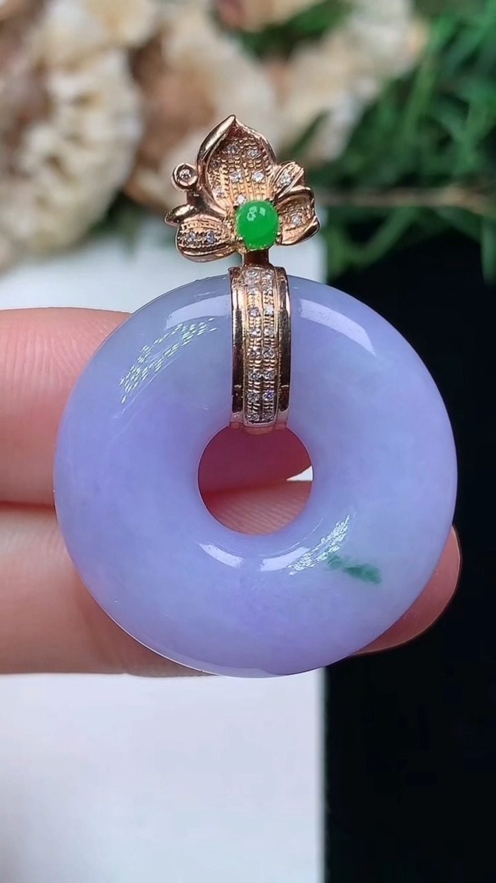 天然A货翡翠k金紫罗兰 飘花平安环吊坠，尺寸25-7.2，重量:9.86g
4月16日
