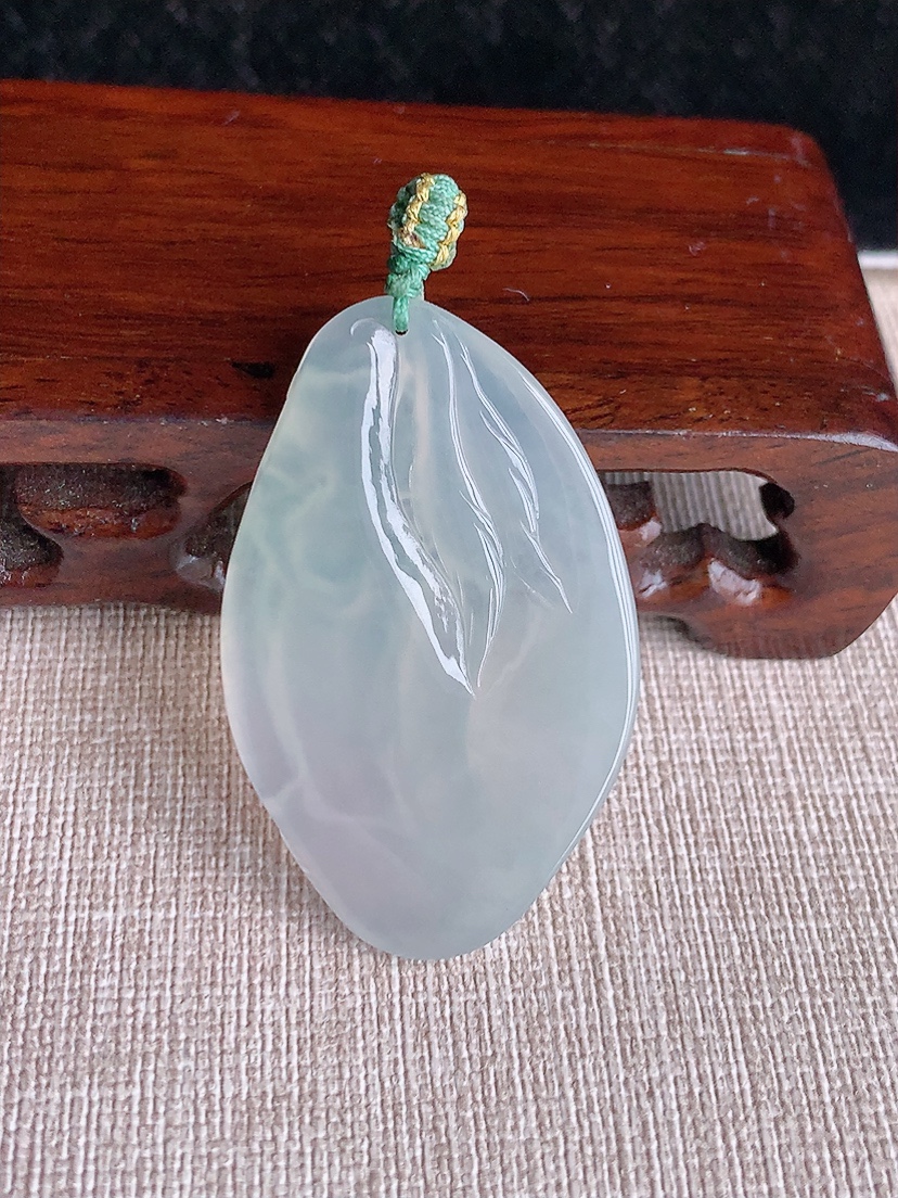 天然A货翡翠晴水狐狸仙子吊坠 
尺寸44-28.2-4.6mm 重量12.44g 0415