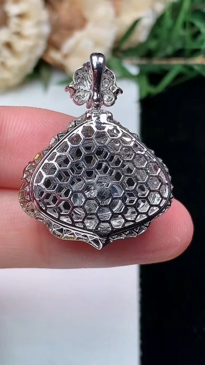 天然A货翡翠佛公吊坠，尺寸29.6-23.3-9.9
4月16日