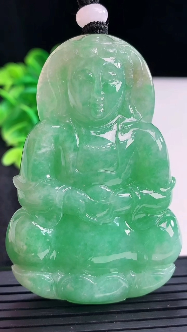 天然A货翡翠观音菩萨吊坠尺寸67.3-45.1-10.8重量:64.90g
4月16日