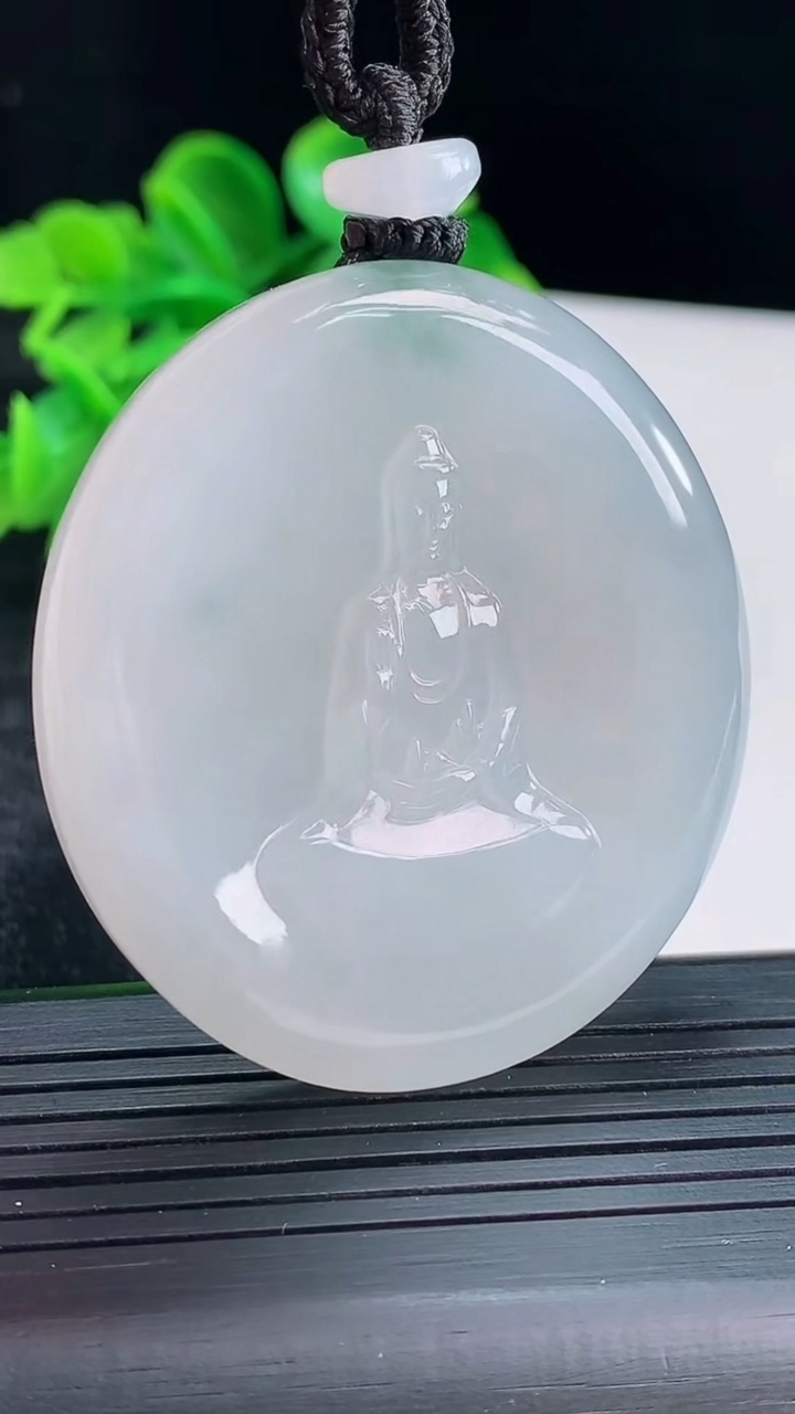 天然A货翡翠飘花观音菩萨吊坠尺寸50.3-45.7-8.3重量:49.04g
4月16日