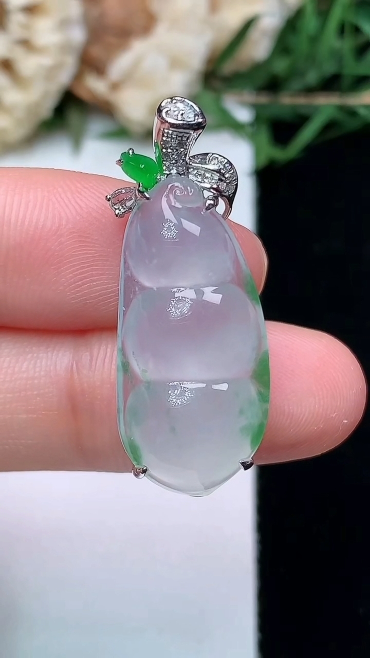 天然A货翡翠福豆吊坠，尺寸24.6-11.8-7.8，重量:4.00g
4月16日