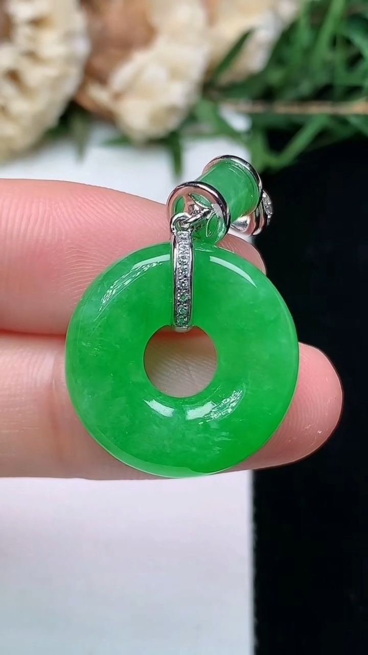 天然A货翡翠平安环吊坠，尺寸19-5.9，重量:5.67g
4月16日