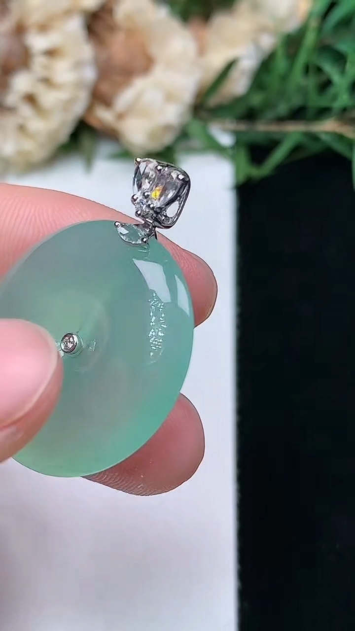 天然A货翡翠平安扣吊坠，尺寸24.3-5，重量:6.35g
4月16日