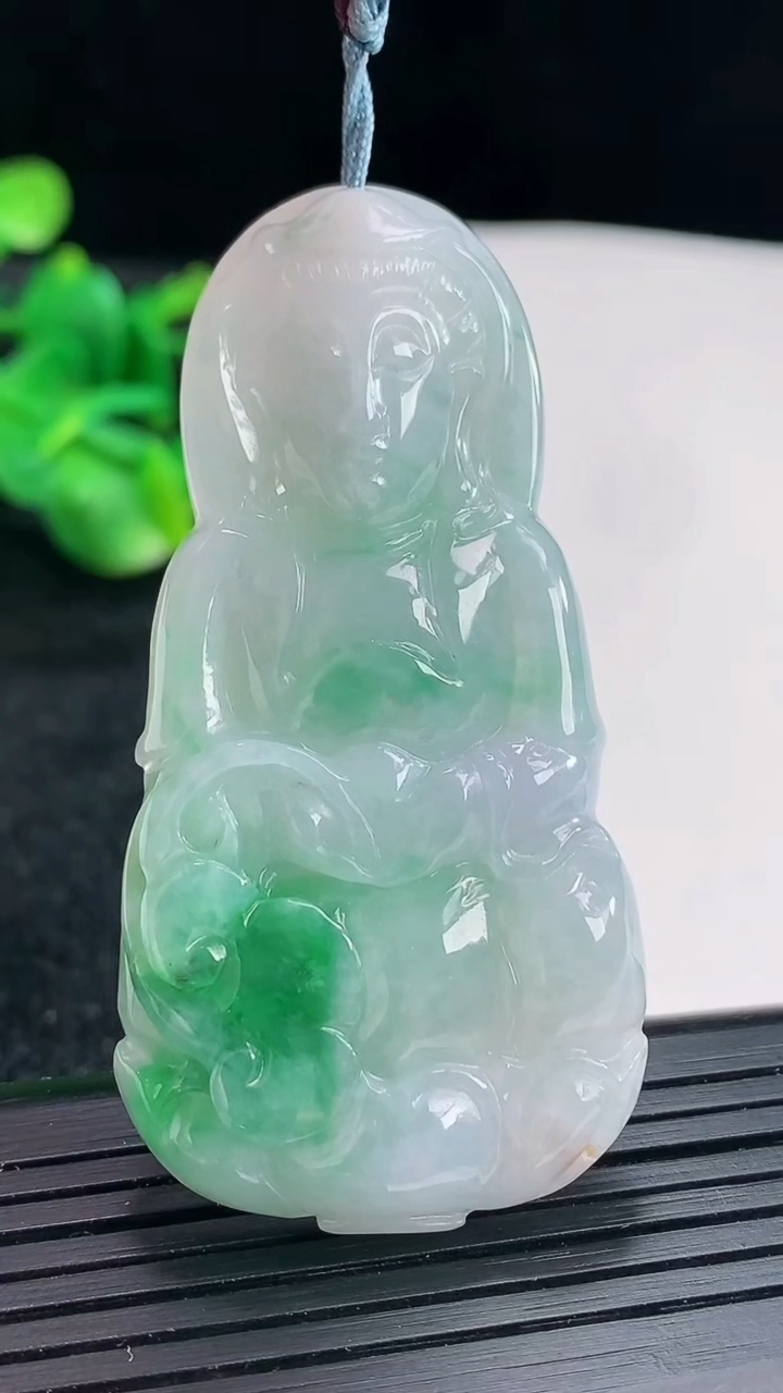 天然A货翡翠正装观音吊坠尺寸59.5-30-6.5重量:22.25g
4月16日