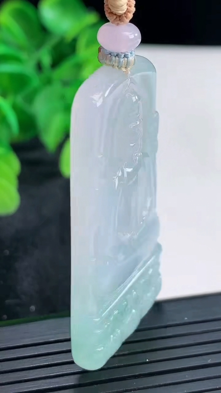 天然A货翡翠观音菩萨吊坠尺寸50.7-26.1-5.5重量:19.71g
4月16日