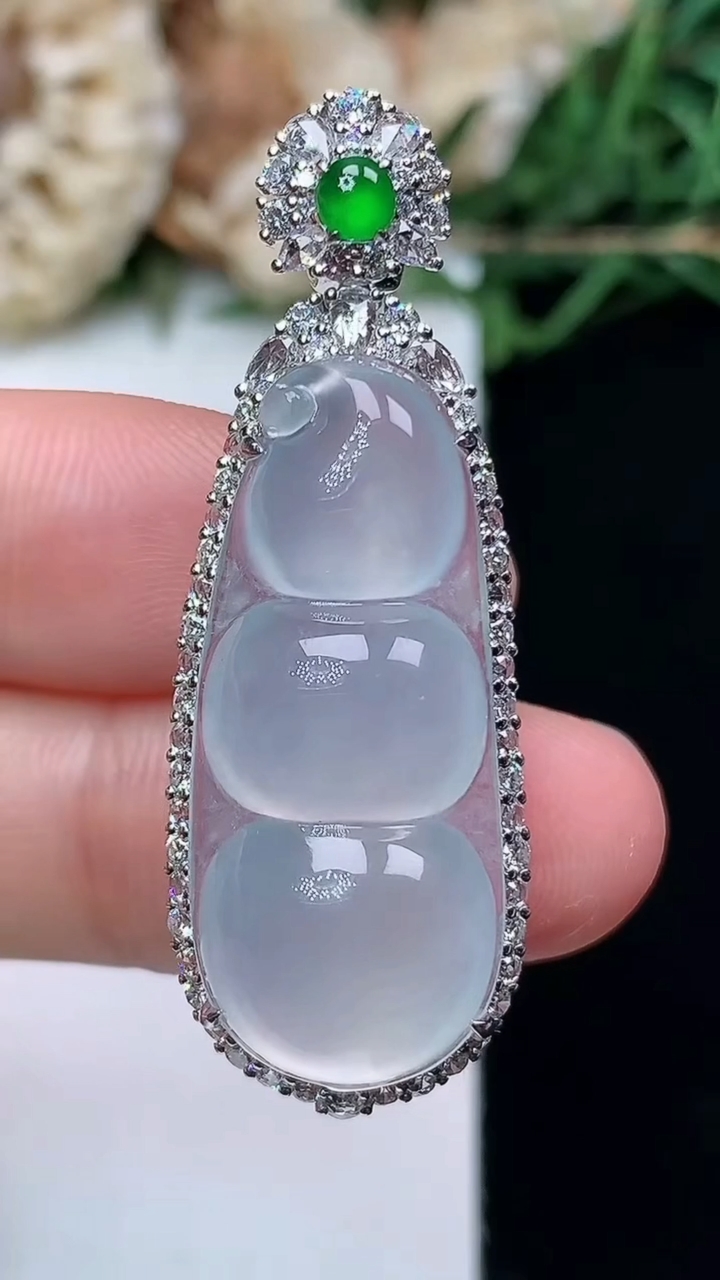 天然A货翡翠白冰福豆吊坠，尺寸41.5-14.9-11.5，裸石29.2-12.2，重量:7.74g